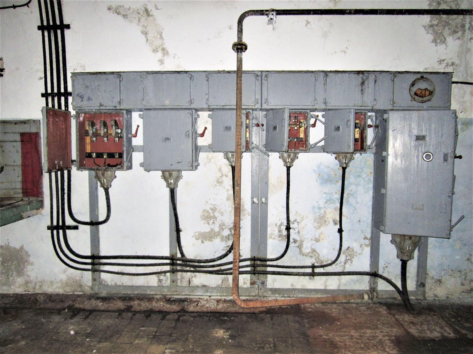 Ligne Maginot - LAVOIR - (Ouvrage d'artillerie) - L'usine électrique
Tableau basse tension - Gregory Fuchs