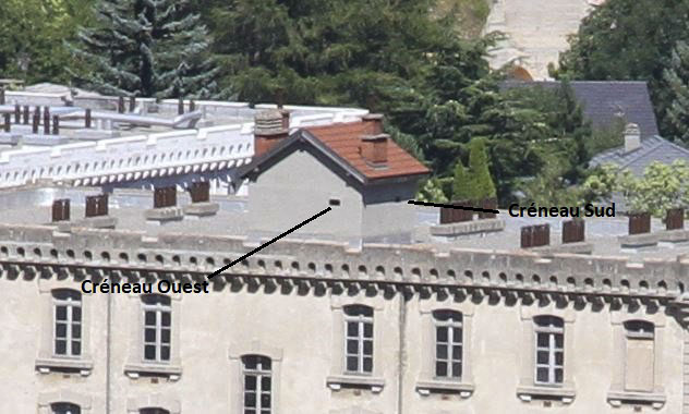 Ligne Maginot - LOUTRAZ - (Observatoire d'infanterie) - Batiment A1 de la caserne Loutraz vu du chemin du Replaton. Deux des trois créneaux de l'observatoire sont visibles. - Jean-Michel Jolas