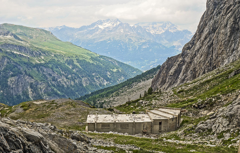 Ligne Maginot - PAS DU ROC - (Casernement) - Casernement extérieur
Le massif de la Vanoise est en arrière-plan - Michel Teiten