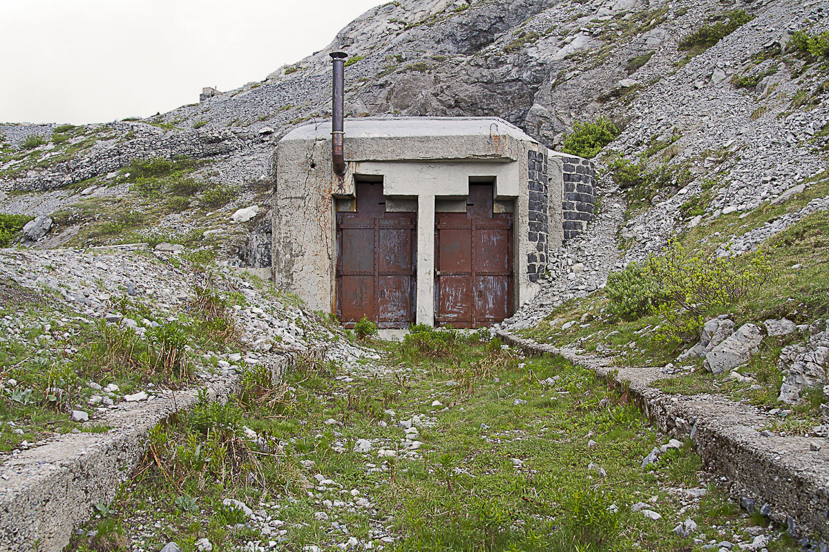 Ligne Maginot - PAS DU ROC - (Ouvrage d'artillerie) - L'entrée de l'ouvrage
Vue du coté de l'entrée téléphérique dont on voit la voie d'arrivée au sol - Michel Teiten