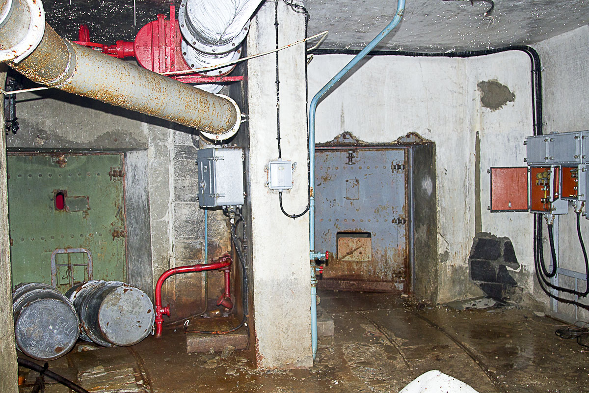 Ligne Maginot - PAS DU ROC - (Ouvrage d'artillerie) - L'entrée de l'ouvrage
Après les portes blindées - Michel Teiten