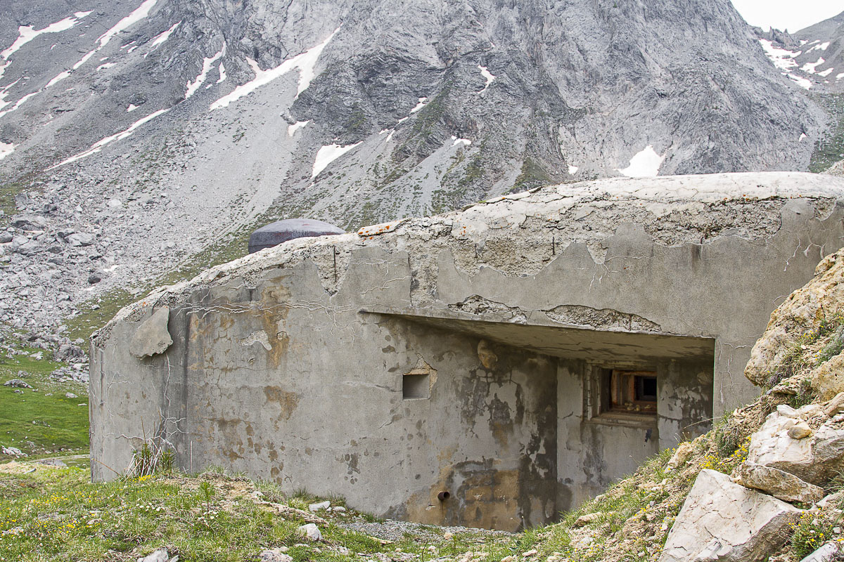 Ligne Maginot - PAS DU ROC - (Ouvrage d'artillerie) - Bloc 1
Casemate mitrailleuse et cloche JM à gauche - Michel Teiten