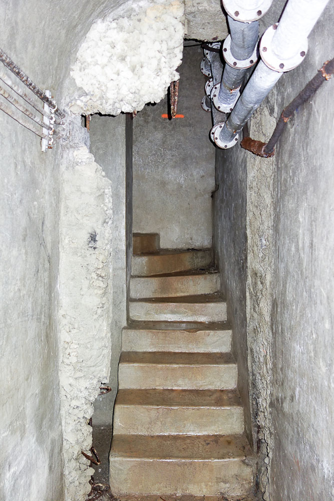 Ligne Maginot - PAS DU ROC - (Ouvrage d'artillerie) - Bloc 2
Escalier menant à l'étage supérieur du bloc - Michel Teiten