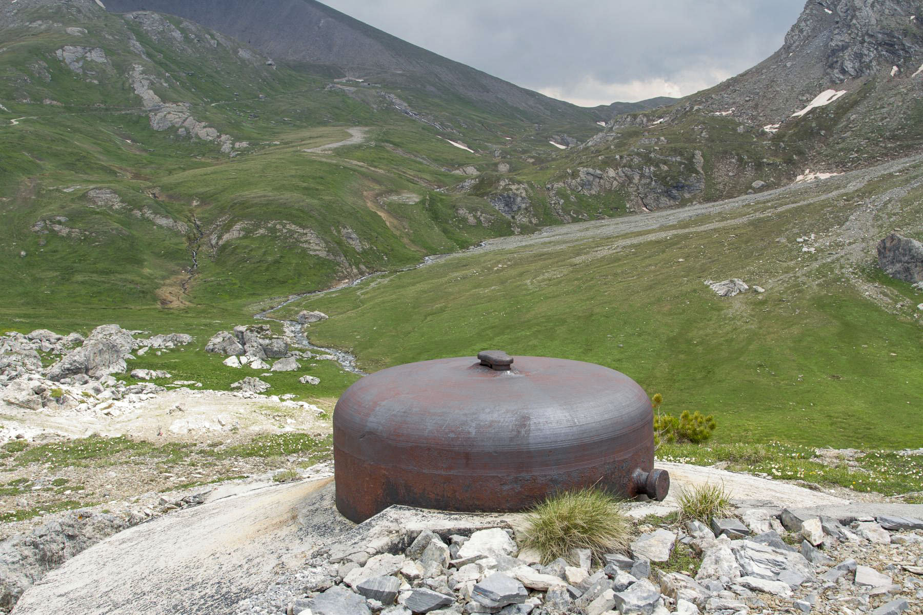 Ligne Maginot - PAS DU ROC - (Ouvrage d'artillerie) - Bloc 2
Cloche VDP avec vue sur le vallon de Fréjus - Michel Teiten