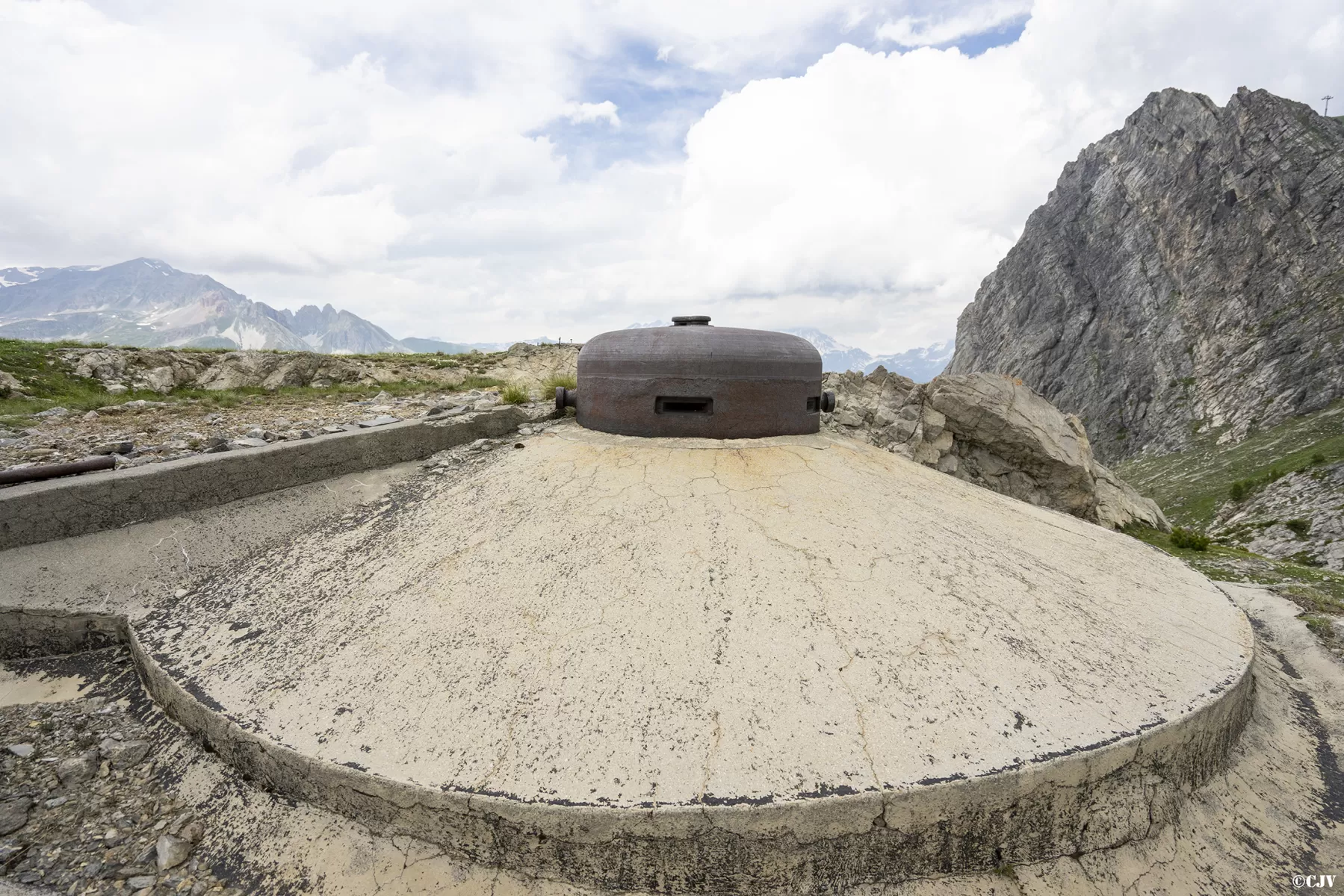 Ligne Maginot - PAS DU ROC - (Ouvrage d'artillerie) - Bloc 2
Cloche VDP couvrant le Col d'Arrondaz et le Vallon de Fréjus - Lia VERMEULEN