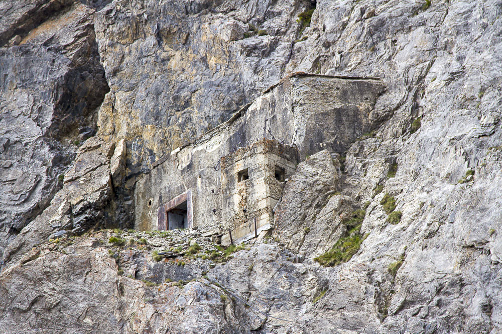 Ligne Maginot - PAS DU ROC - (Ouvrage d'artillerie) - Bloc 3
Vue depuis la route d'accès
Noter la position pour arme d'infanterie rajoutée sur la corniche devant la façade du bloc lui même - Michel Teiten