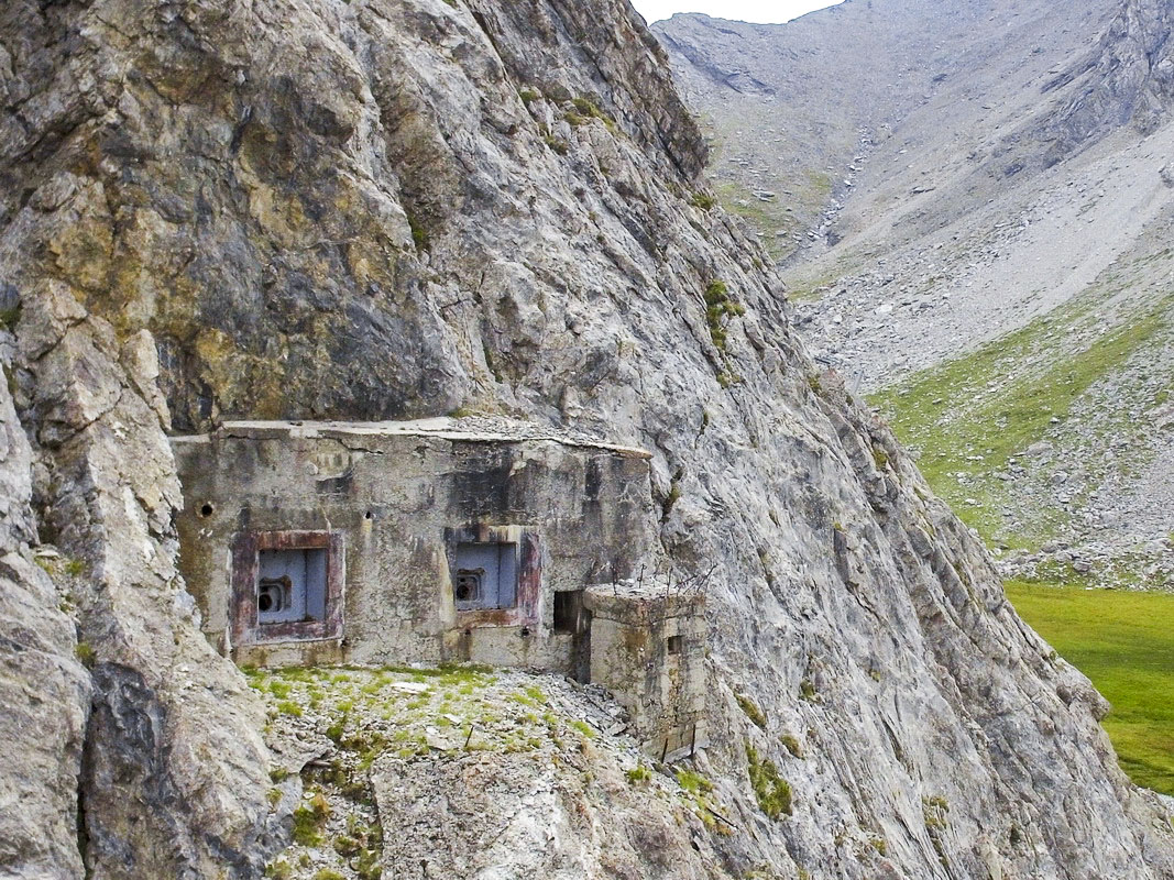 Ligne Maginot - PAS DU ROC - (Ouvrage d'artillerie) - Bloc 3 sous un angle un peu inhabituel - JOLAS, Jean-Michel