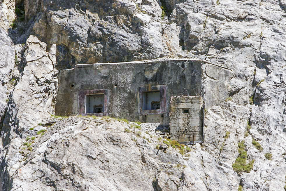 Ligne Maginot - PAS DU ROC - (Ouvrage d'artillerie) - Bloc 3
La façade avec le poste de tir pour FM - ZEIG Marc