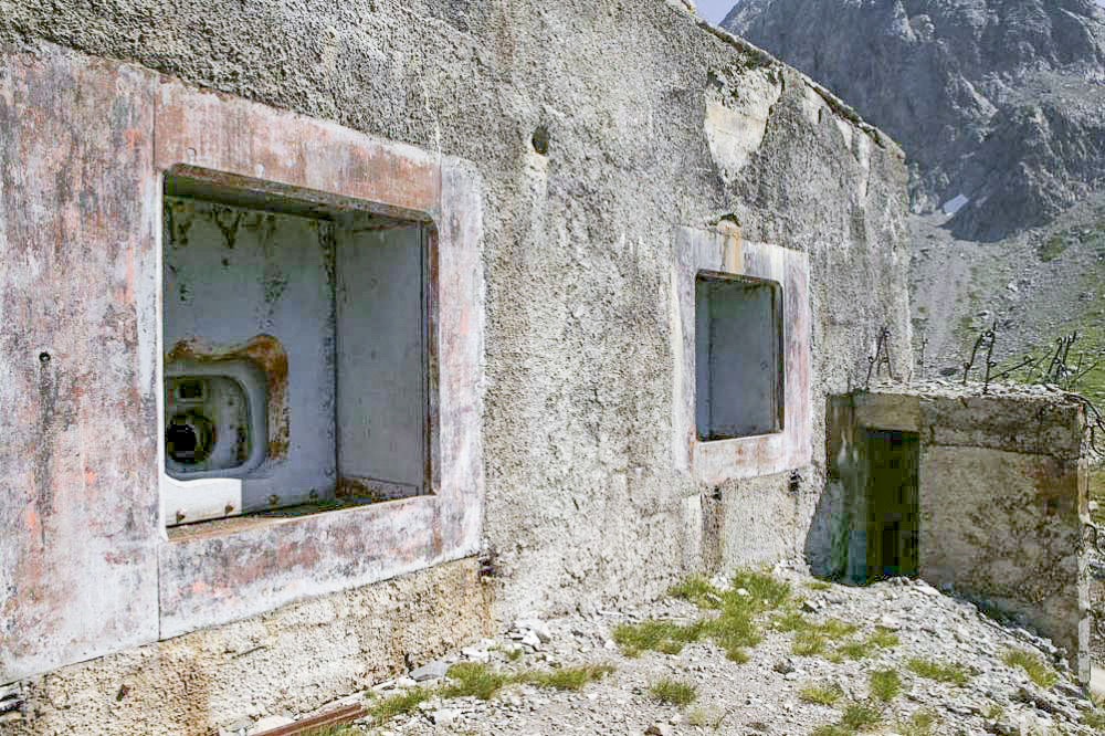 Ligne Maginot - PAS DU ROC - (Ouvrage d'artillerie) - Bloc 3
La façade avec le poste de tir pour FM auquel on accède par la sortie de secours du bloc - ZEIG Marc