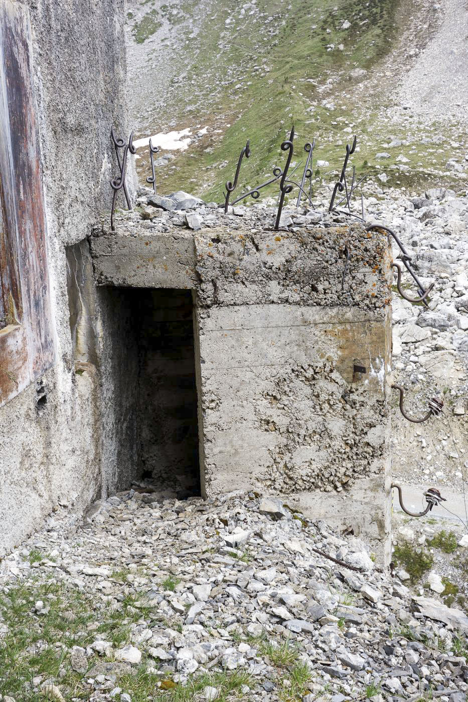 Ligne Maginot - PAS DU ROC - (Ouvrage d'artillerie) - Bloc 3
Poste extérieur pour FM rajouté à l'extérieur du bloc.  - Michel Teiten