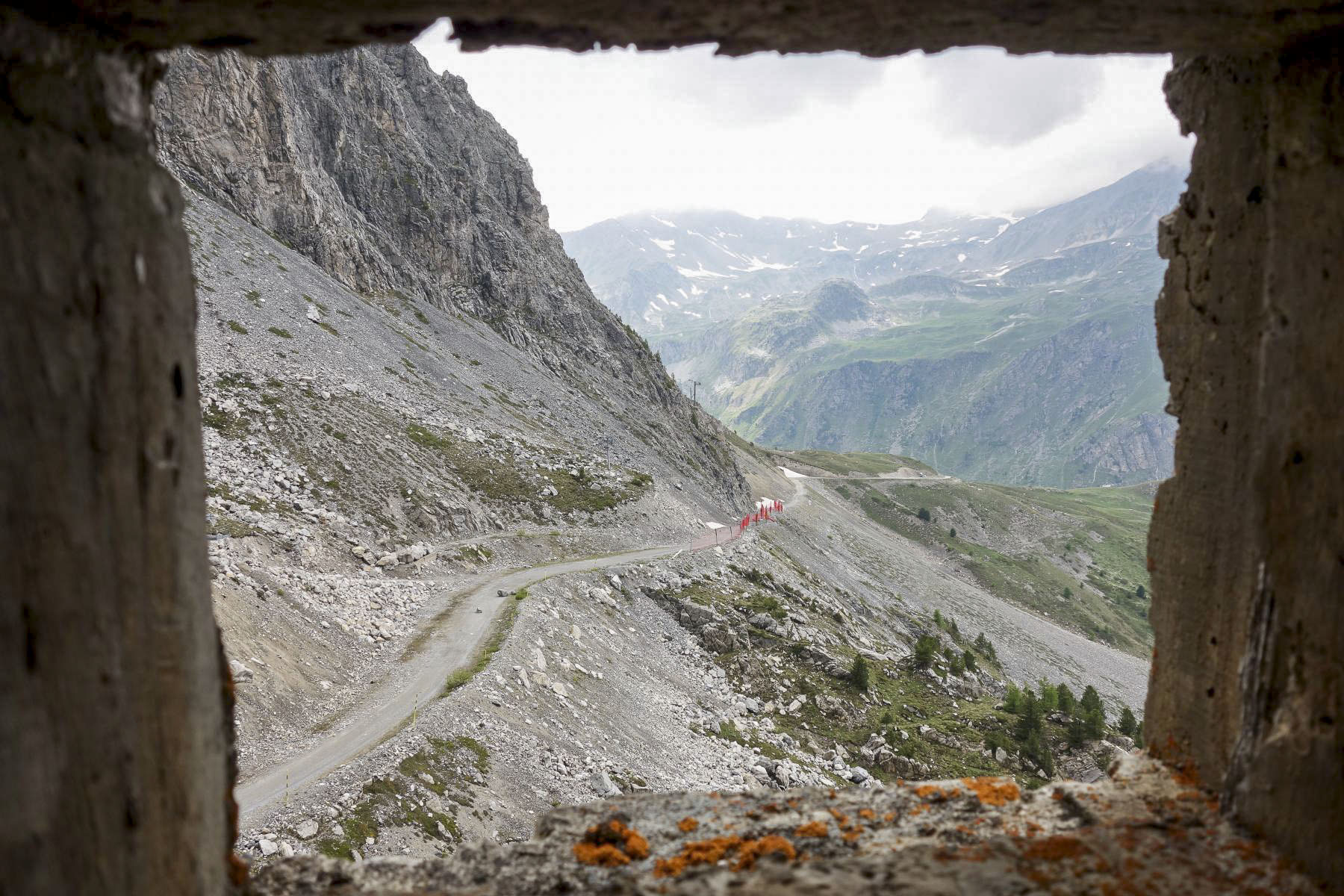 Ligne Maginot - PAS DU ROC - (Ouvrage d'artillerie) - Bloc 3
Vue à travers le créneau du poste extérieur pour FM qui couvre la route d'accès montant du Lavoir - Michel Teiten
