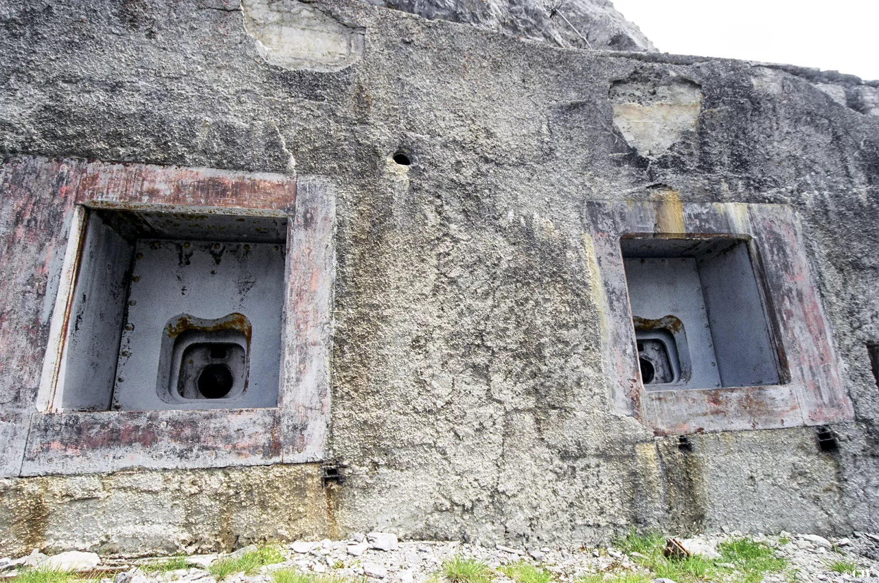 Ligne Maginot - PAS DU ROC - (Ouvrage d'artillerie) - Bloc 3
Devant les créneaux et derrière vous..... - Lia VERMEULEN