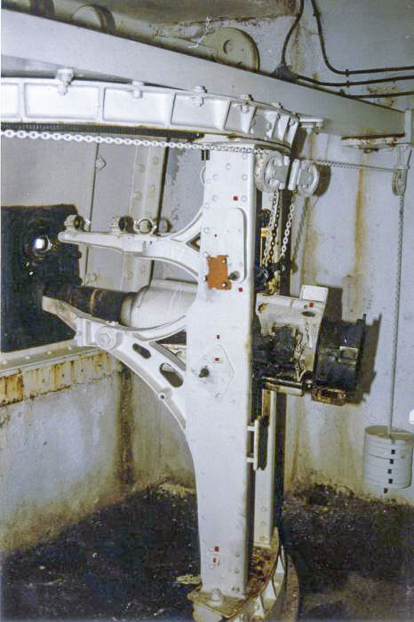 Ligne Maginot - PAS DU ROC - (Ouvrage d'artillerie) - Bloc 3
Canon de 75 mm
Noter la découpe faite au chalumeau sur le canon pour le neutraliser - Pascal LAMBERT