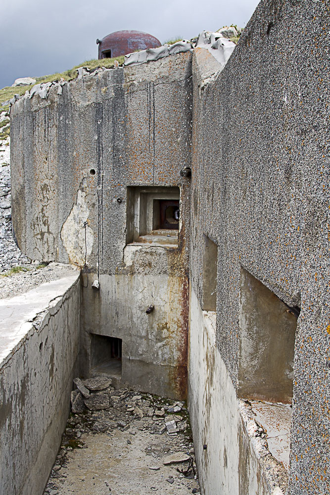 Ligne Maginot - PAS DU ROC - (Ouvrage d'artillerie) - Bloc 4
Créneaux vers le Nord. 
La sortie de secours est bien visible au fond du fossé diamant - Michel Teiten