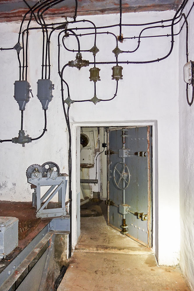 Ligne Maginot - PAS DU ROC - (Ouvrage d'artillerie) - Bloc 4
Porte étanche de la chambre de tir vers Arrondaz.
On devine un mortier de 81 à l'arrière-plan. - Michel Teiten