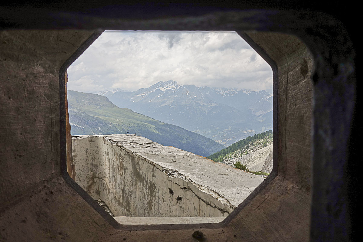 Ligne Maginot - PAS DU ROC - (Ouvrage d'artillerie) - Bloc 4
Vue à travers le créneau FM de défense du fossé de la casemate des mortiers de 81 Nord - Michel Teiten