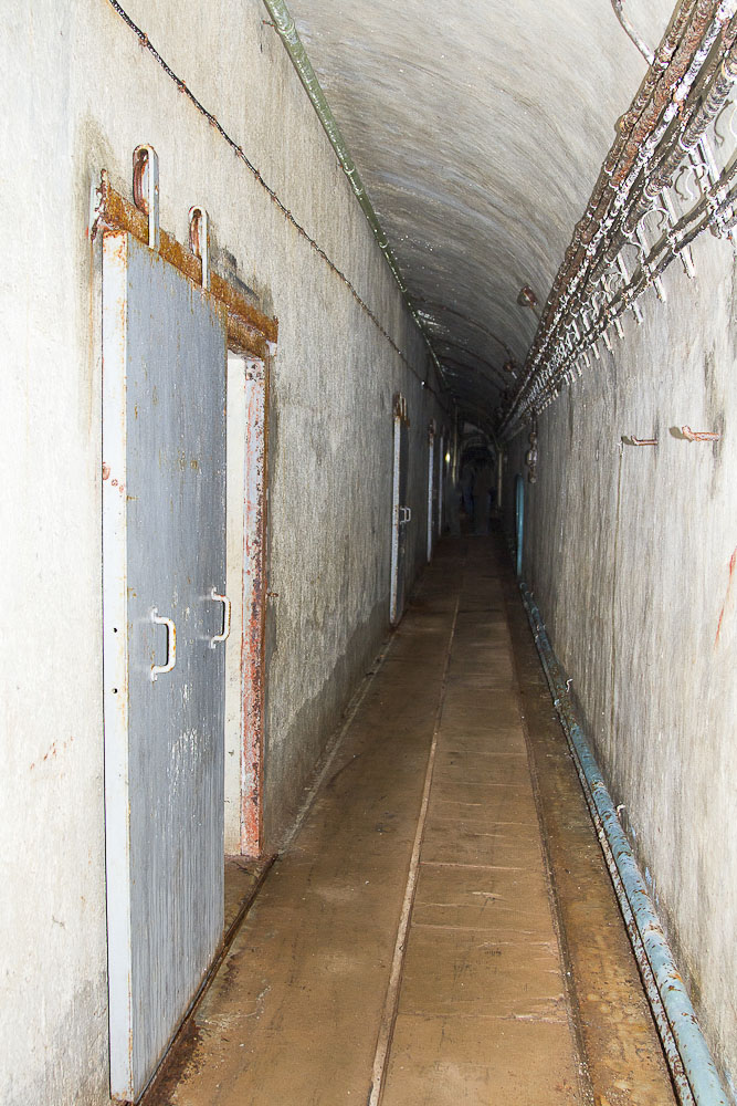 Ligne Maginot - PAS DU ROC - (Ouvrage d'artillerie) - Le long couloir central bordé des chambrées sur la gauche - Michel Teiten