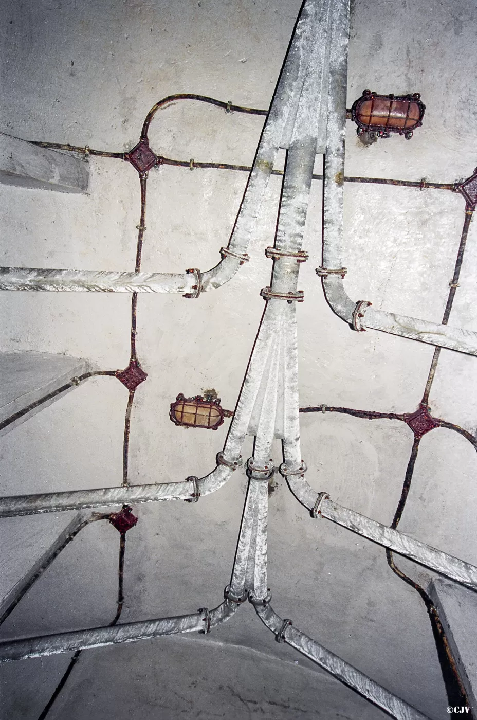 Ligne Maginot - PAS DU ROC - (Ouvrage d'artillerie) - Le casernement
Les tubes de ventilation des toilettes - Lia VERMEULEN