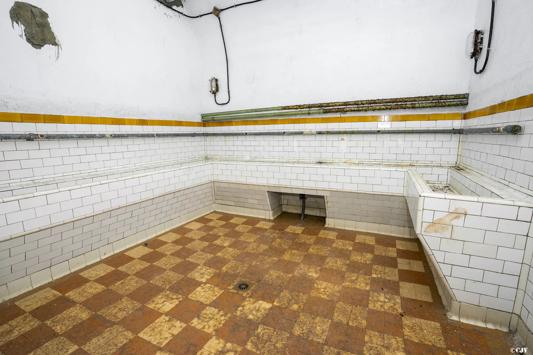 Ligne Maginot - PAS DU ROC - (Ouvrage d'artillerie) - Le casernement
Les lavabos de l'ouvrage
Réalisés en carrelage - Lia VERMEULEN