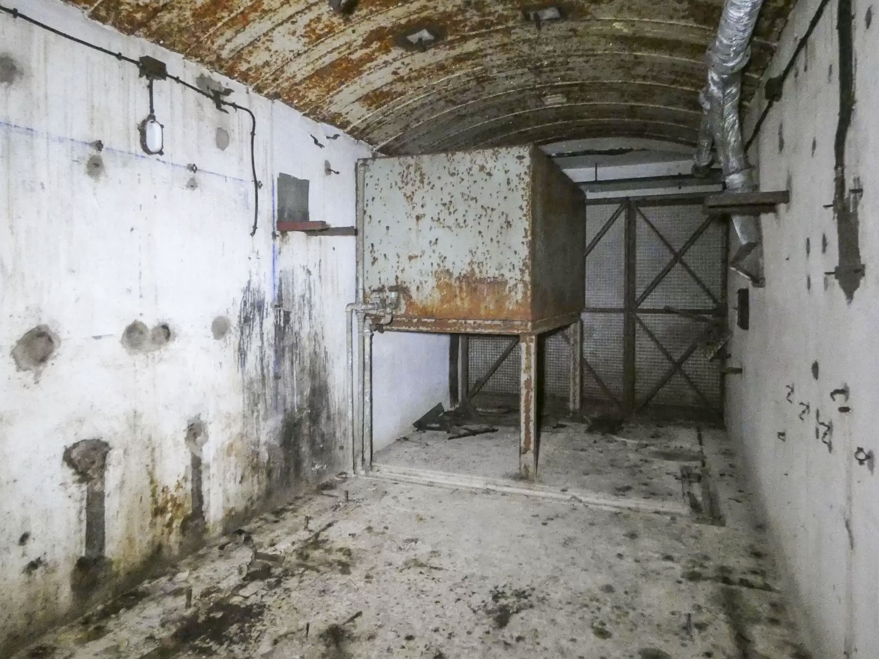 Ligne Maginot - BOIS KARRE - X12 - (Abri) - La centrale électrique vidée de ses équipements. - STENGER Mathieu