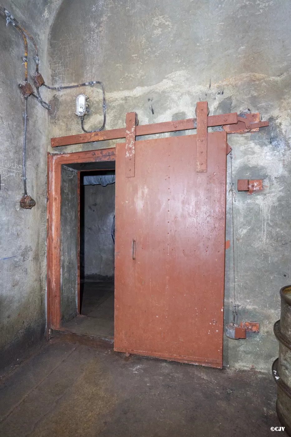 Ligne Maginot - PAS DU ROC - (Ouvrage d'artillerie) - Espace avec les citernes
La porte coulissante avec contrepoids - Lia VERMEULEN