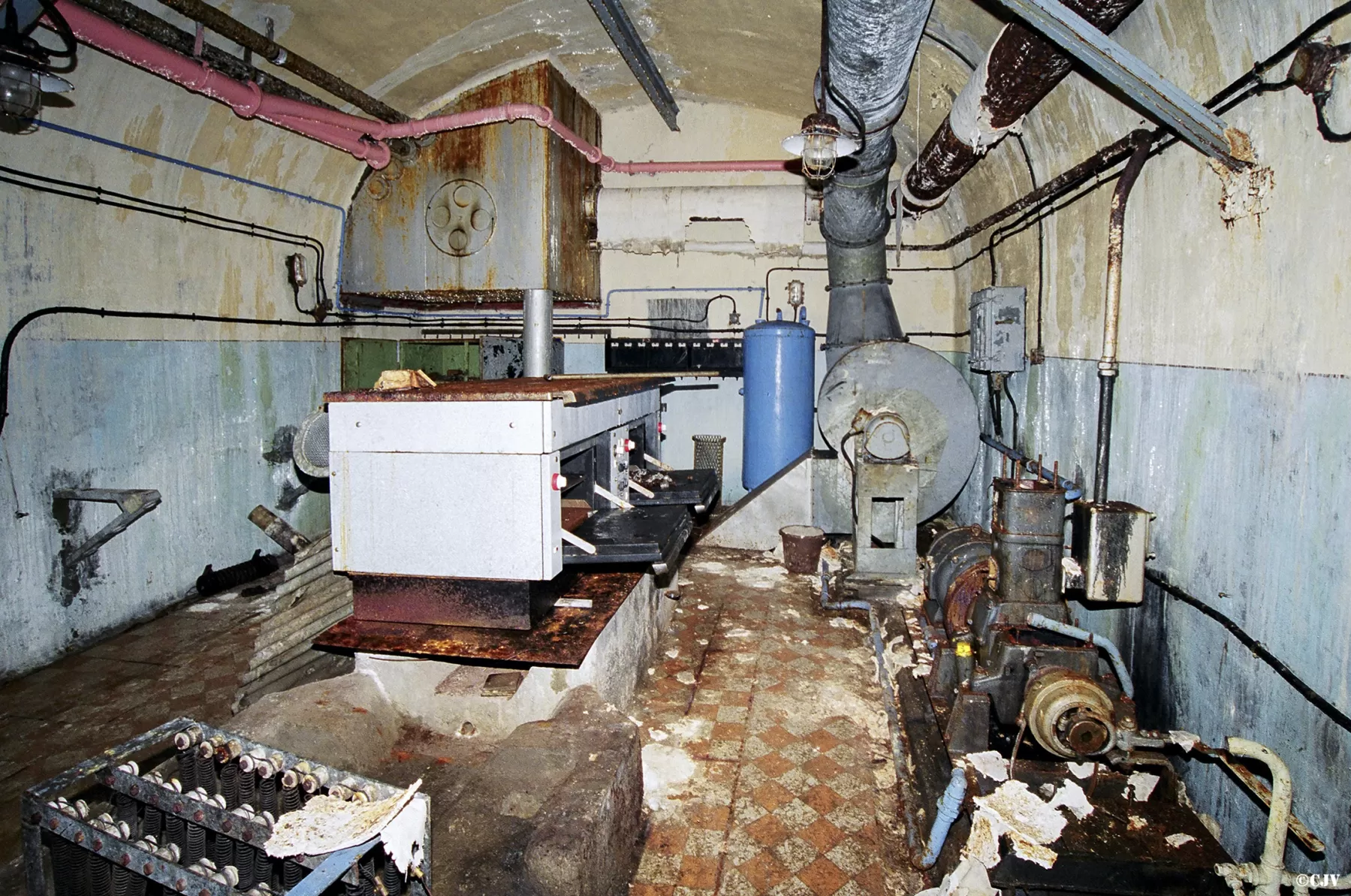 Ligne Maginot - PAS DU ROC - (Ouvrage d'artillerie) - L'usine électrique avec la cuisinière positionnée sur un socle de groupe électrogène non posé - Lia VERMEULEN