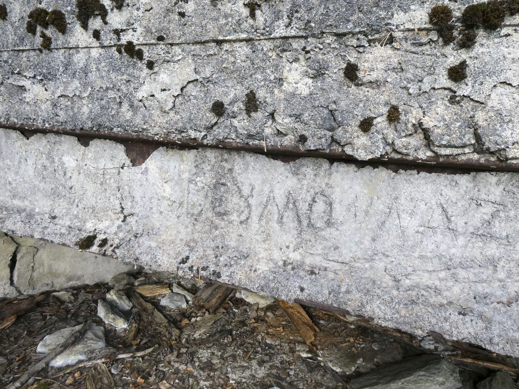 Ligne Maginot - PONT DU NANT - (Blockhaus pour arme infanterie) - Une partie du texte sur le linteau - ELLENA - CUNY