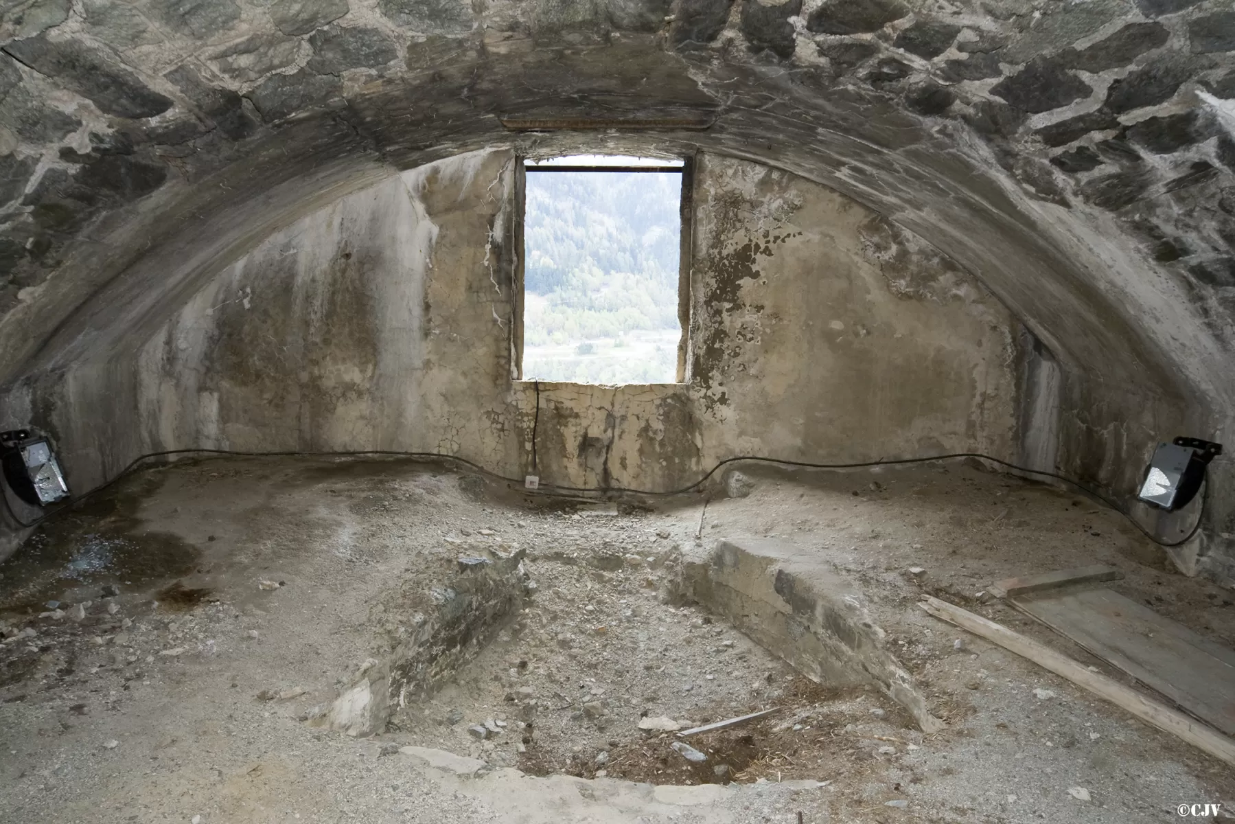 Ligne Maginot - REPLATON (QUARTIER ARC - 71° BAF) - (Position d'artillerie préparée) - Batterie C
Chambre de tir modifiée pour un canon de 75 sur plateforme à lambourde d'ancrage - Lia VERMEULEN
