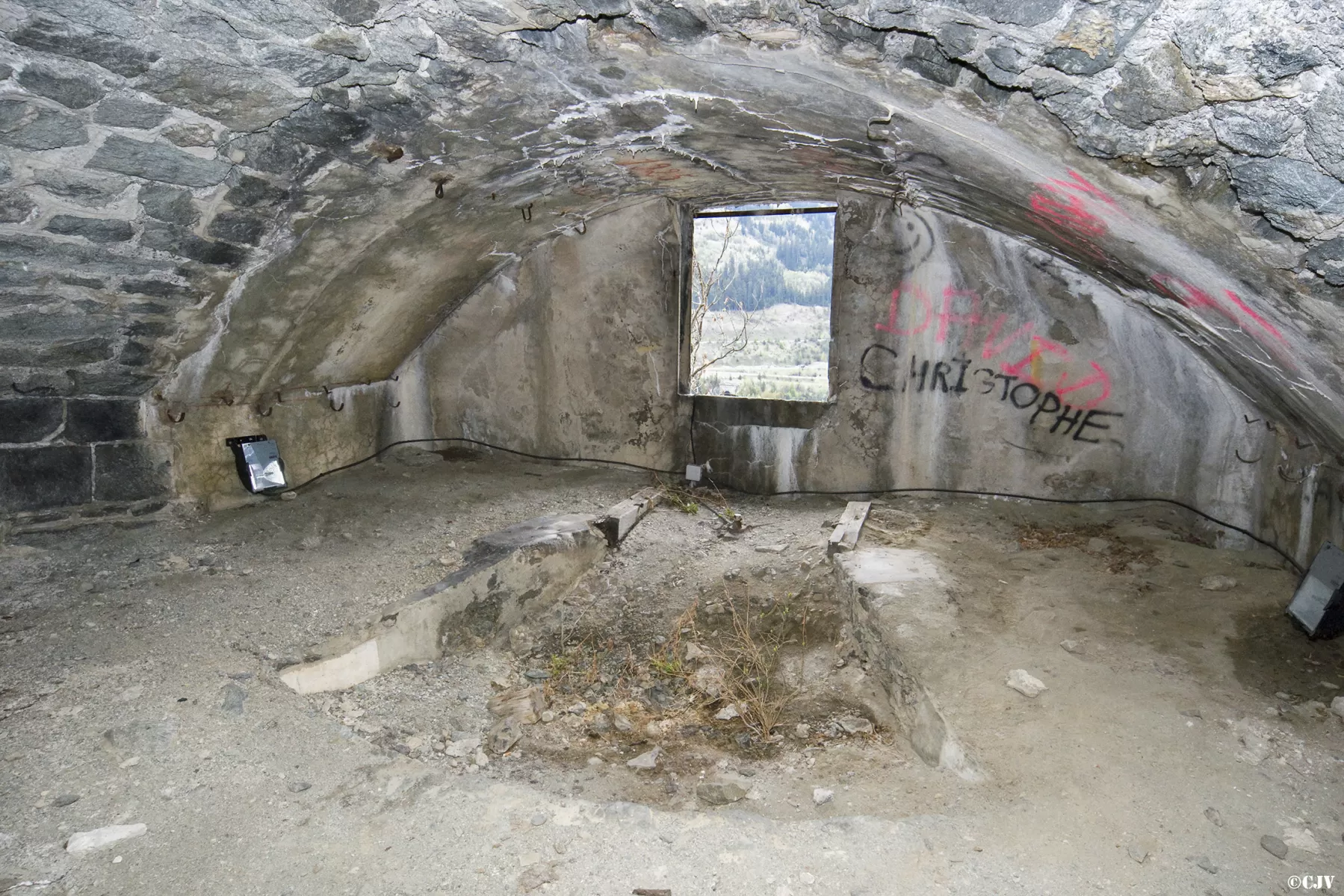 Ligne Maginot - REPLATON (QUARTIER ARC - 71° BAF) - (Position d'artillerie préparée) - Batterie C
Chambre de tir modifiée pour un canon de 75 sur plateforme à lambourde d'ancrage - Lia VERMEULEN