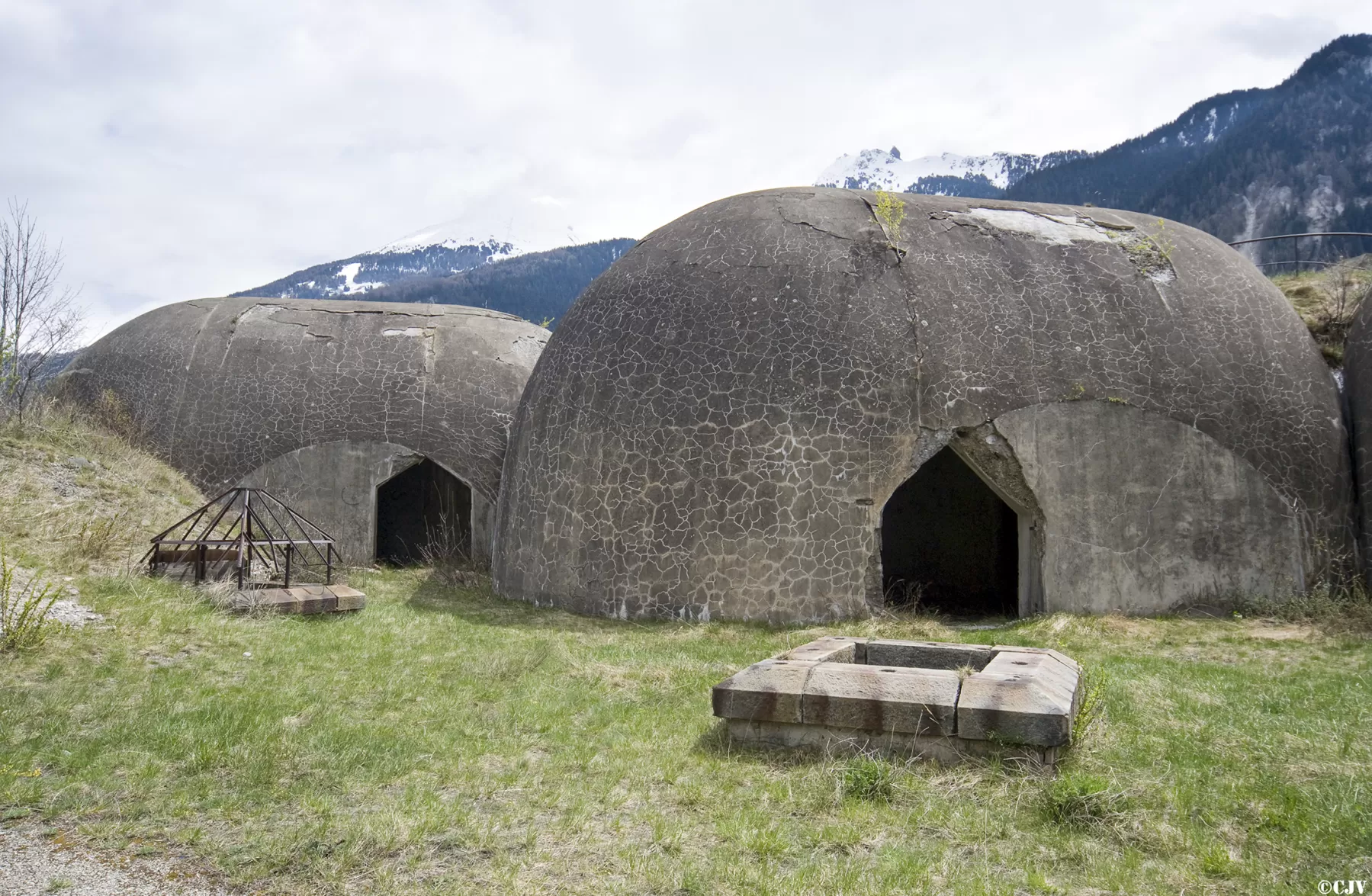 Ligne Maginot - REPLATON (QUARTIER ARC - 71° BAF) - (Position d'artillerie préparée) - Batterie D
Devant les entrées des casemates, les puits de lumière et de ventilation du casernement - Lia VERMEULEN
