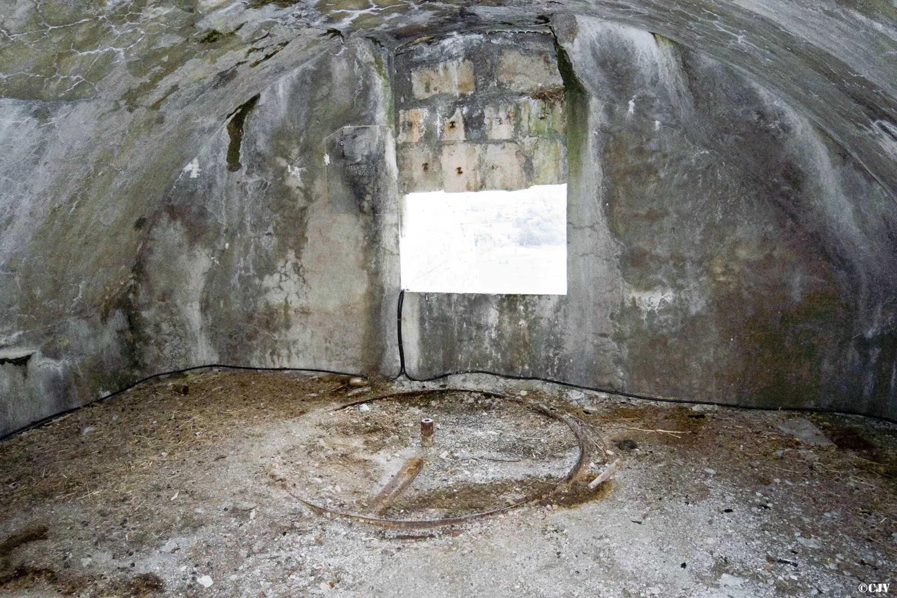 Ligne Maginot - REPLATON (QUARTIER ARC - 71° BAF) - (Position d'artillerie préparée) - Batterie D
Chambre de tir modifiée pour un canon de 75 sur plateforme cuve - Lia VERMEULEN