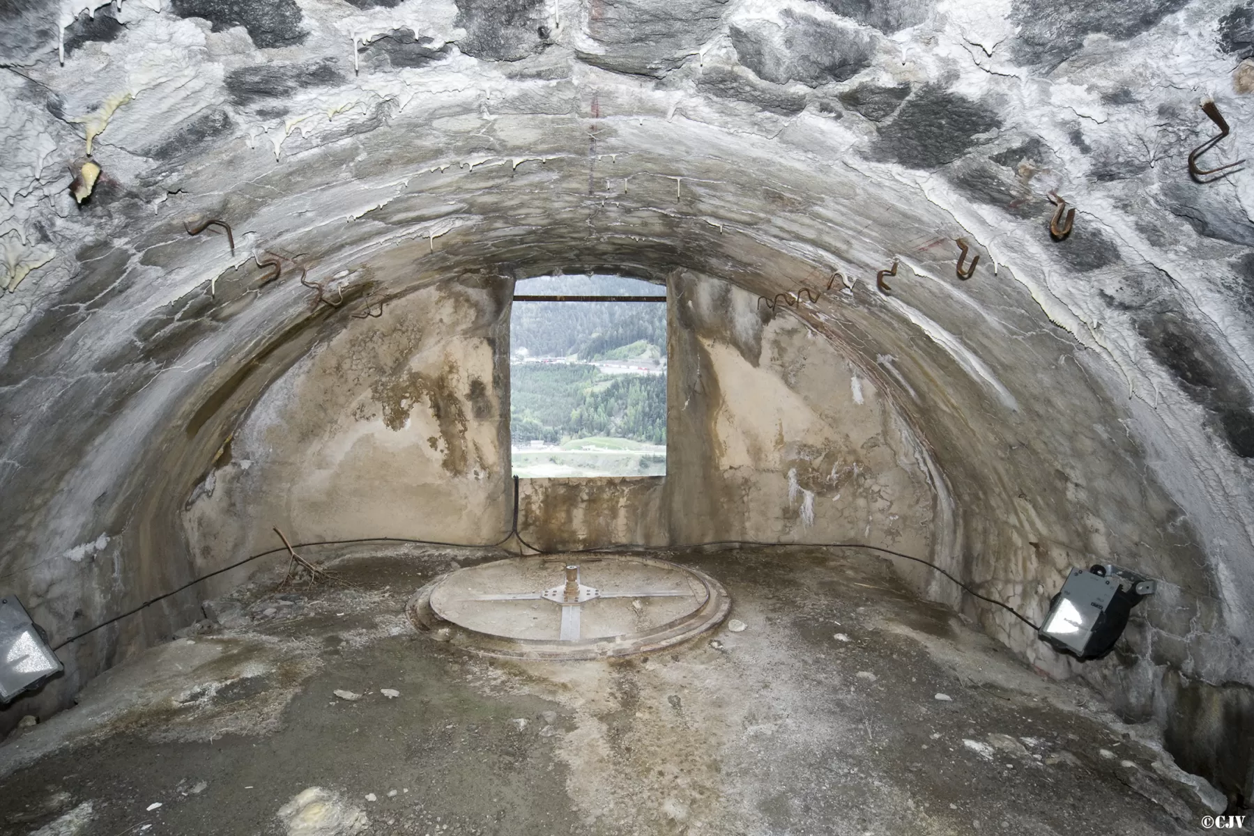 Ligne Maginot - REPLATON (QUARTIER ARC - 71° BAF) - (Position d'artillerie préparée) - Batterie D
Chambre de tir modifiée pour un canon de 75 sur plateforme cuve - Lia VERMEULEN