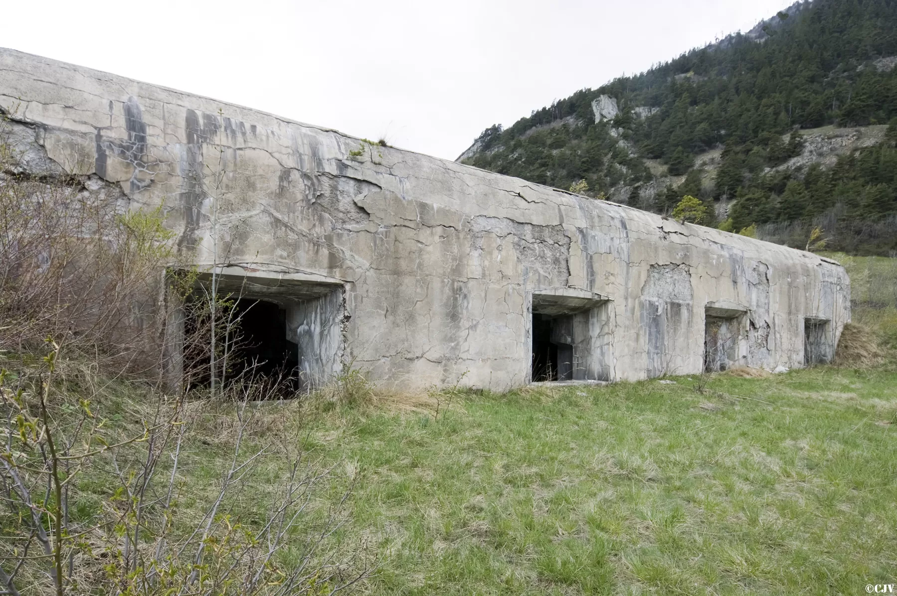Ligne Maginot - REPLATON (QUARTIER ARC - 71° BAF) - (Position d'artillerie préparée) - Batterie A
Les embrasures modifiées pour des canons de 75 - Lia VERMEULEN