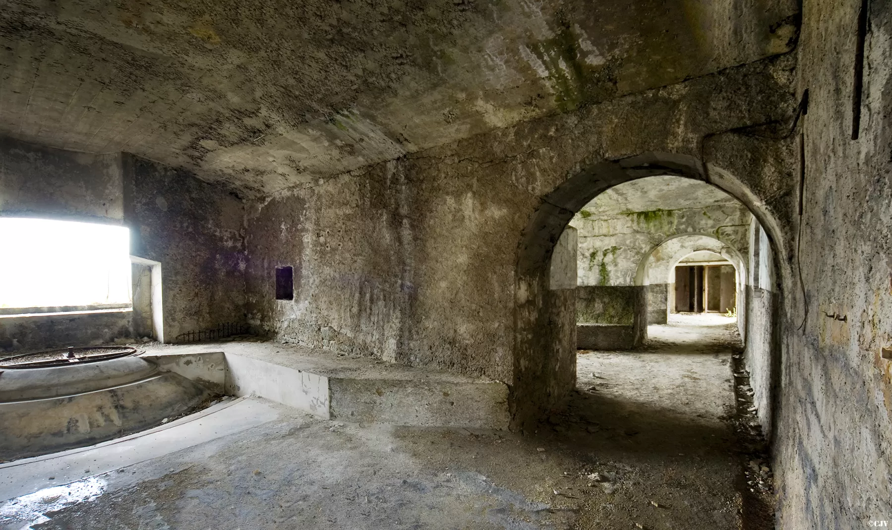 Ligne Maginot - REPLATON (QUARTIER ARC - 71° BAF) - (Position d'artillerie préparée) - Batterie A
Couloir desservant les chambres de tir - Lia VERMEULEN