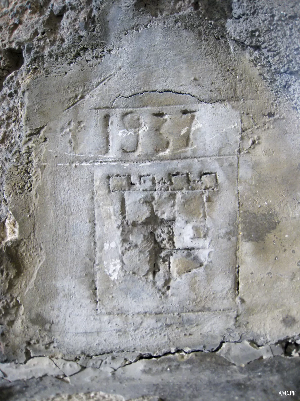 Ligne Maginot - REPLATON (QUARTIER ARC - 71° BAF) - (Position d'artillerie préparée) - Batterie A
Insigne du 1er groupe du 154° RAP avec millésime 1937 datant les travaux de modification des chambres de tir
 - Lia VERMEULEN