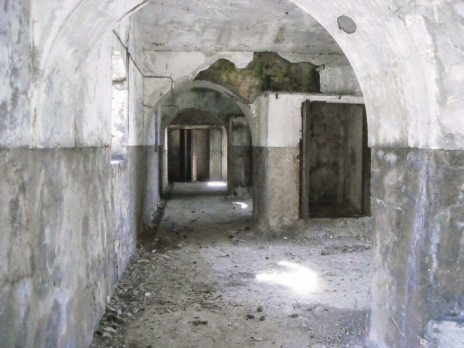 Ligne Maginot - REPLATON (QUARTIER ARC - 71° BAF) - (Position d'artillerie préparée) - Batterie A
Couloir desservant les chambres de tir - Jérémie BUTTARD