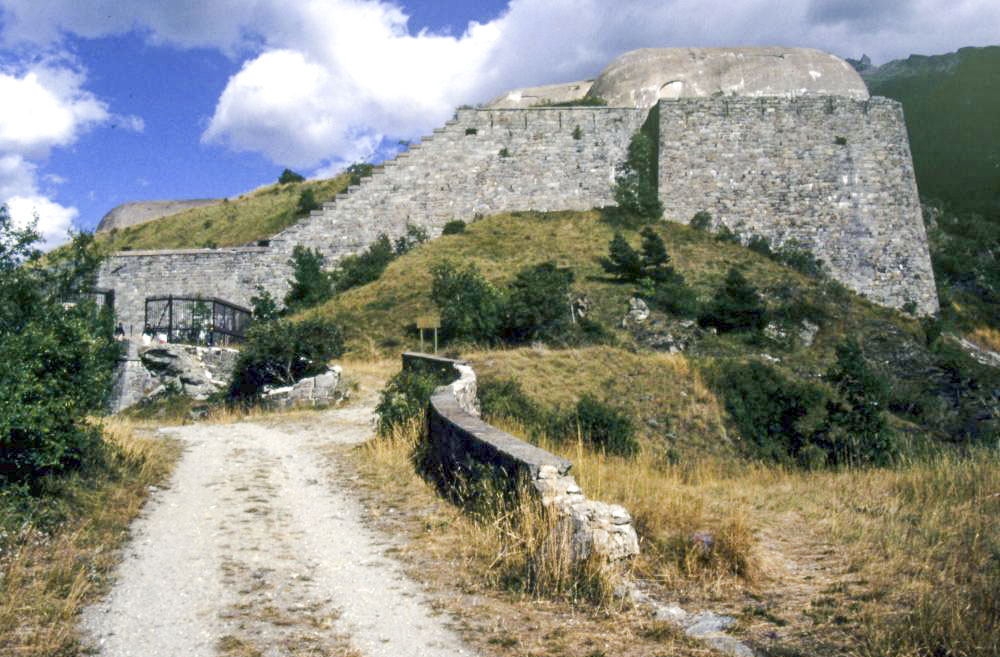 Ligne Maginot - REPLATON (QUARTIER ARC - 71° BAF) - (Position d'artillerie préparée) - Vue sur l'entrée et la batterie C - D. Froehly