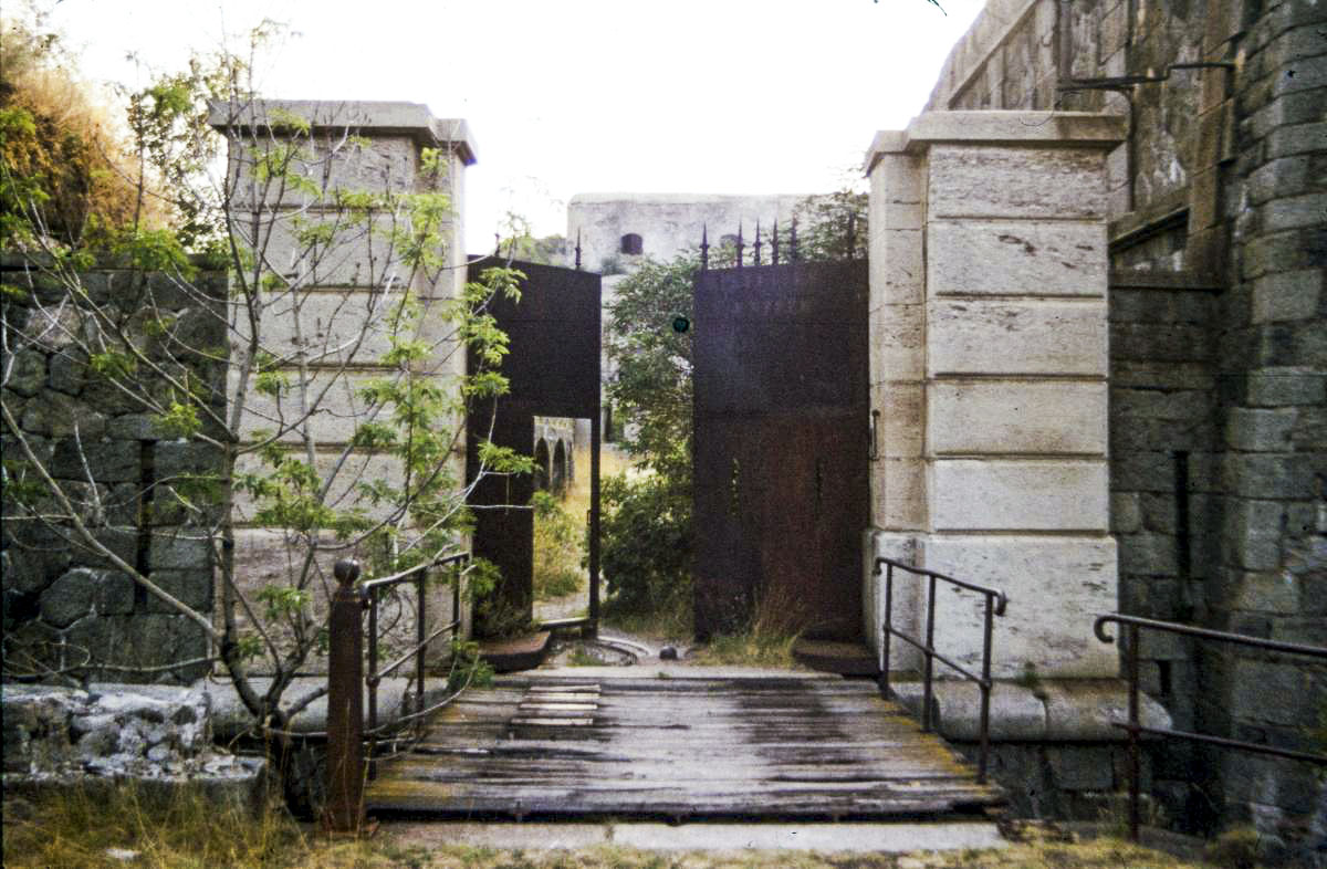 Ligne Maginot - REPLATON (QUARTIER ARC - 71° BAF) - (Position d'artillerie préparée) - Portail de l'entrée - Michal Prasil
