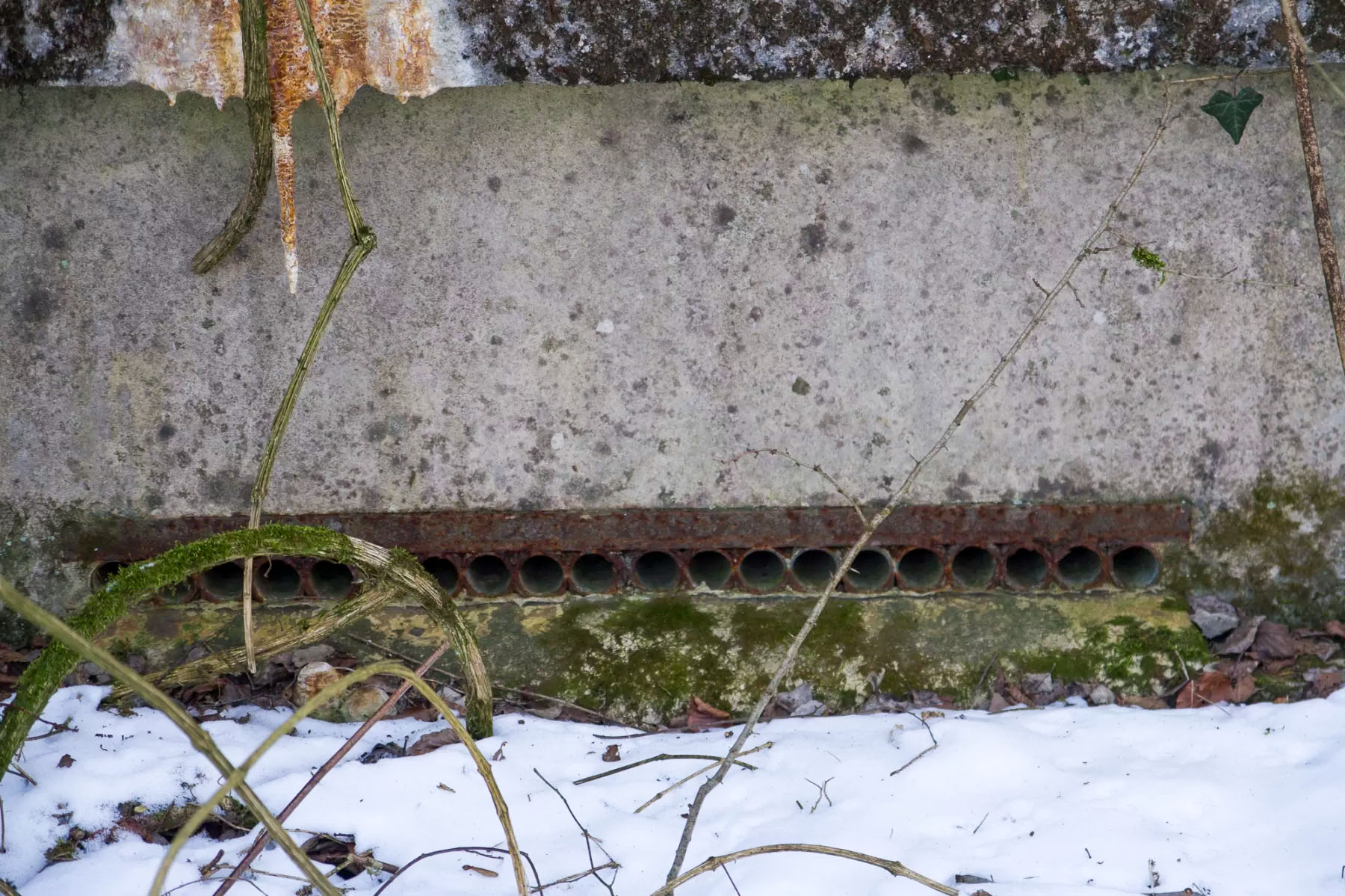 Ligne Maginot - CB330 - GINSKLOPP NORD - (Blockhaus pour canon) - Gros plan du créneau réaménagé - Michel Teiten