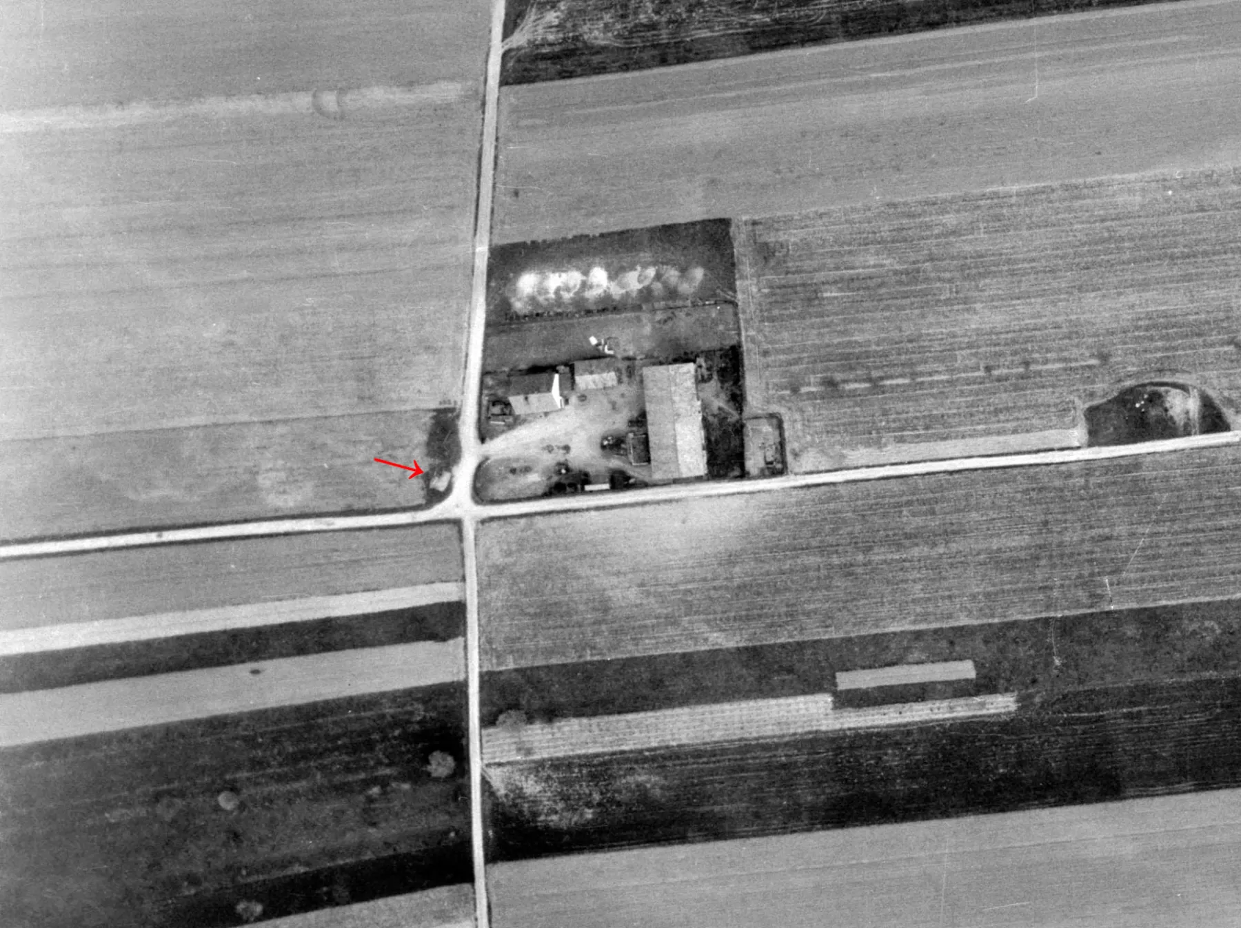 Ligne Maginot - D4 - (Chambre de coupure) - On aperçoit la trace des tranchées de câble. - IGN - Géoportail 1960