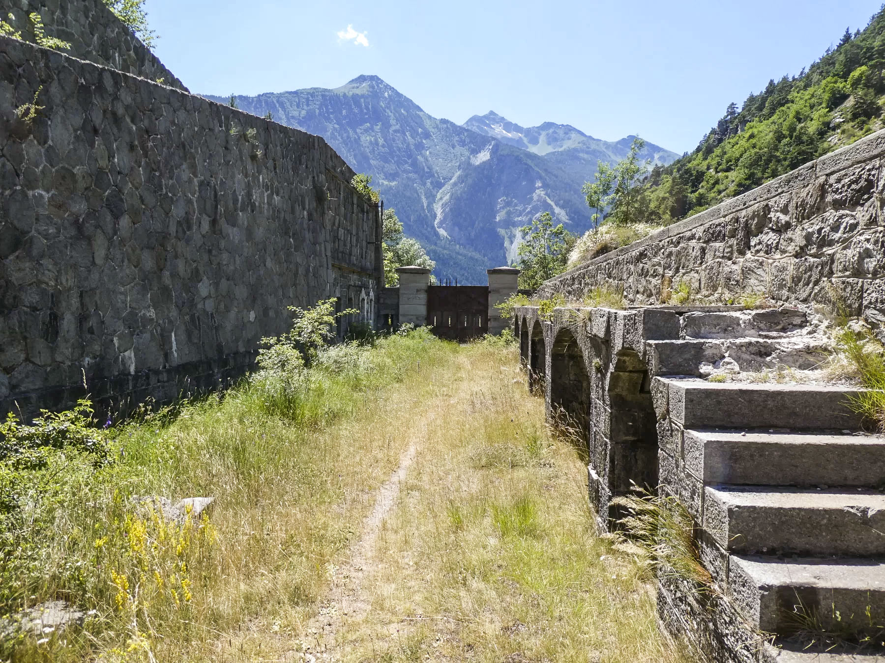 Ligne Maginot - REPLATON (QUARTIER ARC - 71° BAF) - (Position d'artillerie préparée) - La cour du casernement - ELLENA Daniel - CUNY Philippe
