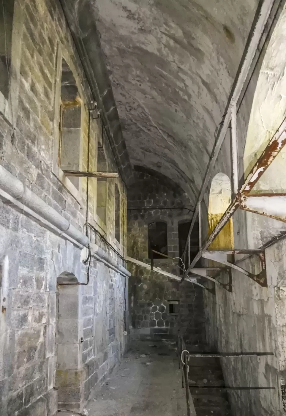 Ligne Maginot - REPLATON (QUARTIER ARC - 71° BAF) - (Position d'artillerie préparée) - Casernement
Volume entre la façade d'origine et son renforcement bétonné. La galerie qui court le long du mur face au premier étage est connectée à ce dernier via une passerelle qui aboutit dans une fenêtre ! - ELLENA Daniel - CUNY Philippe