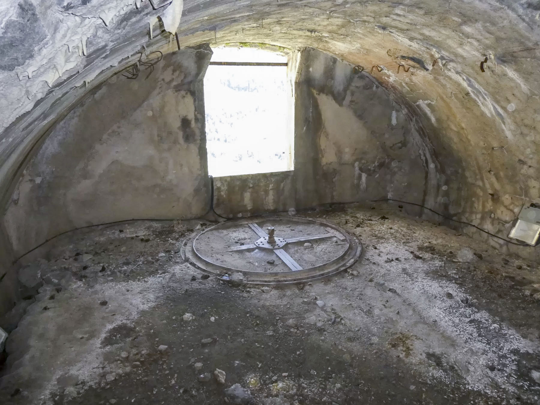 Ligne Maginot - REPLATON (QUARTIER ARC - 71° BAF) - (Position d'artillerie préparée) - Batterie D
Chambre de tir modifiée pour un canon de 75 sur plateforme cuve - ELLENA Daniel - CUNY Philippe
