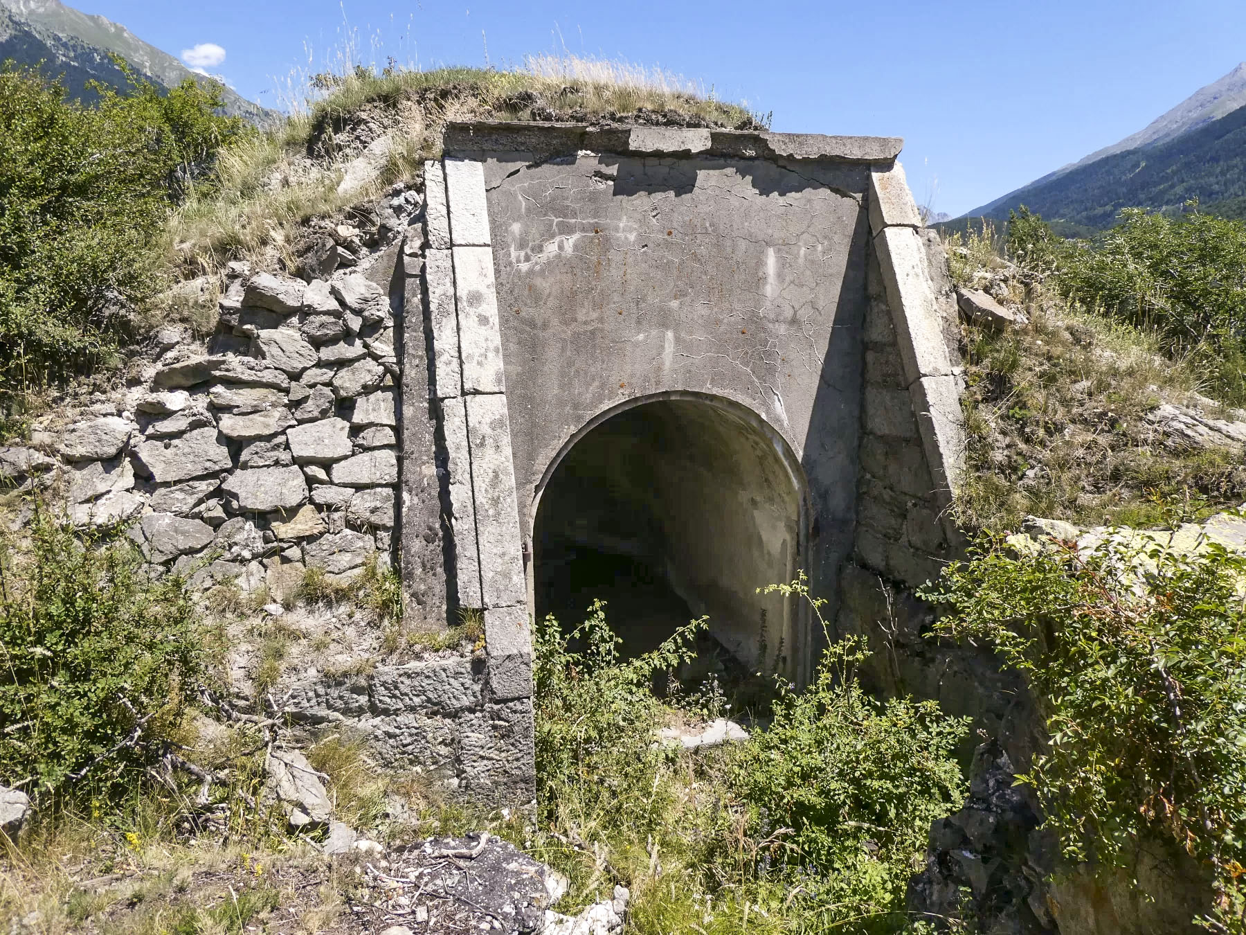 Ligne Maginot - REPLATON REDOUTE - (Blockhaus pour arme infanterie) - Traverse abri de droite - ELLENA Daniel - CUNY Philippe