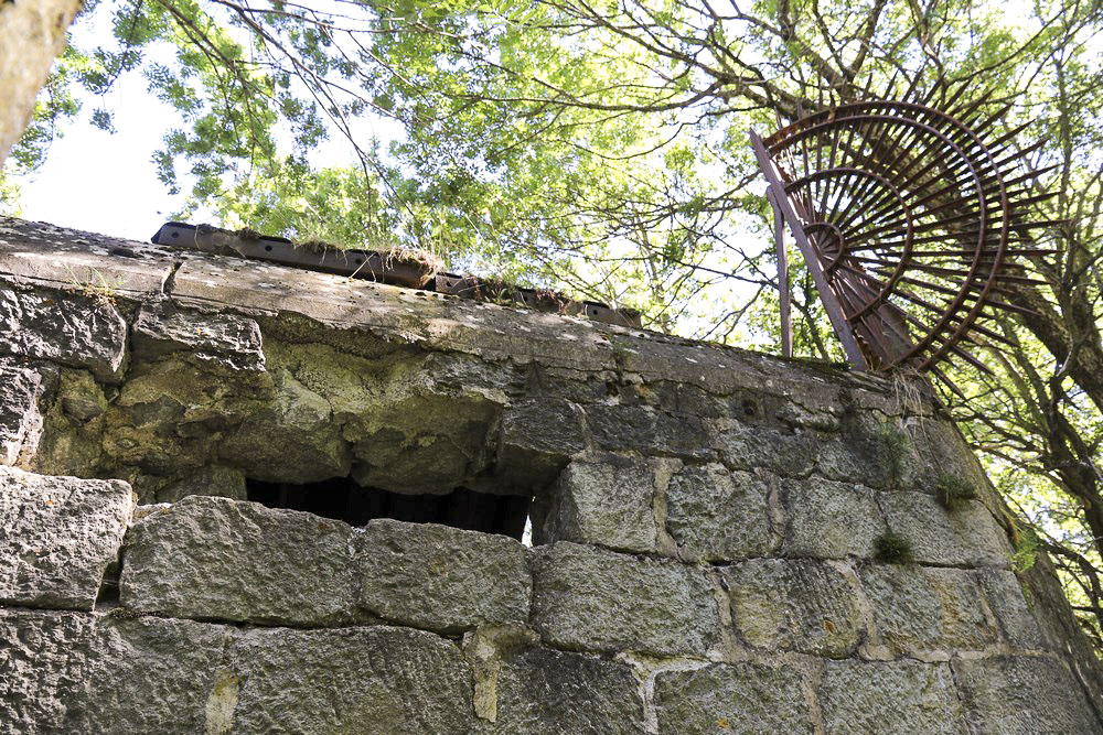 Ligne Maginot - REPLATON REDOUTE - (Blockhaus pour arme infanterie) - Le créneau du poste de tir percé dans le mur d'enceinte de la redoute - Alain Perouffe