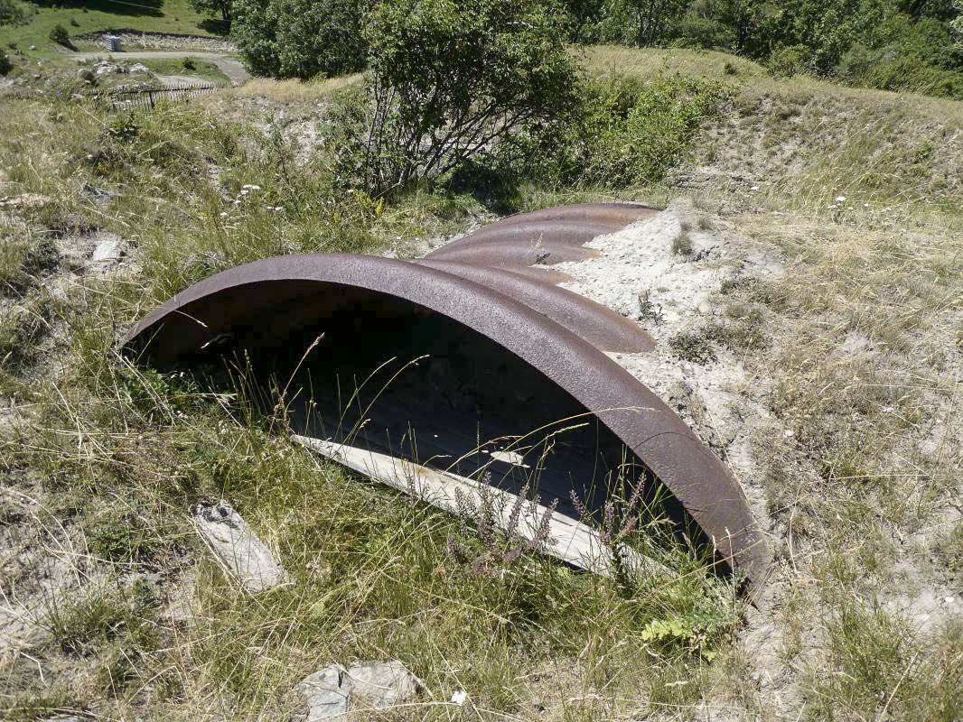 Ligne Maginot - REPLATON REDOUTE - (Blockhaus pour arme infanterie) - Vestige d'un petit abri en tôle métro servant probablement d'observatoire - ELLENA - CUNY