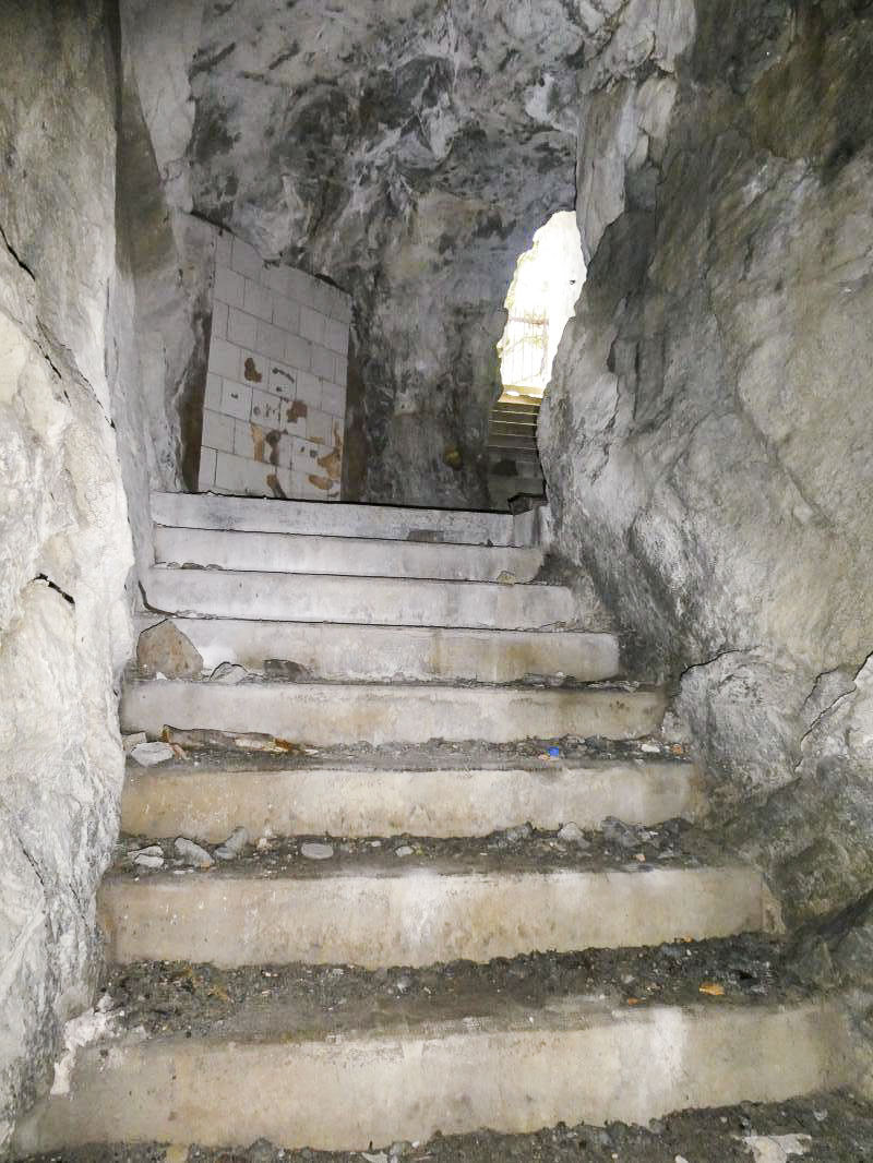 Ligne Maginot - REPLATON REDOUTE - (Blockhaus pour arme infanterie) - Magasin sous roc 
Deux plans en faïence dans la chicane de l'escalier permettent l'éclairage naturel du magasin par réflexion de la lumière solaire - ELLENA - CUNY