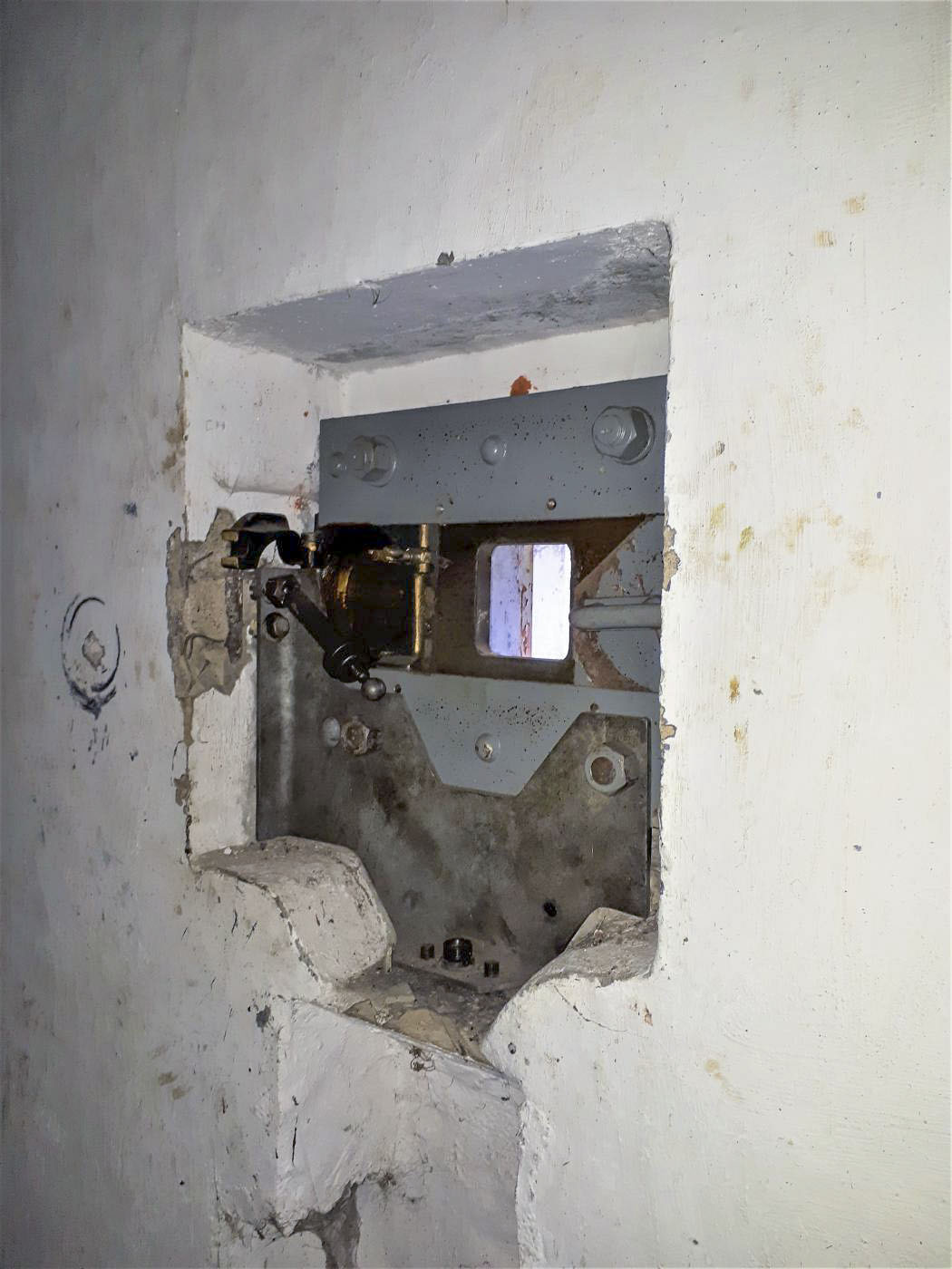 Ligne Maginot - SAINT ANTOINE - (Ouvrage d'artillerie) - Bloc EHM
Créneau FM de défense rapprochée - Gregory Fuchs