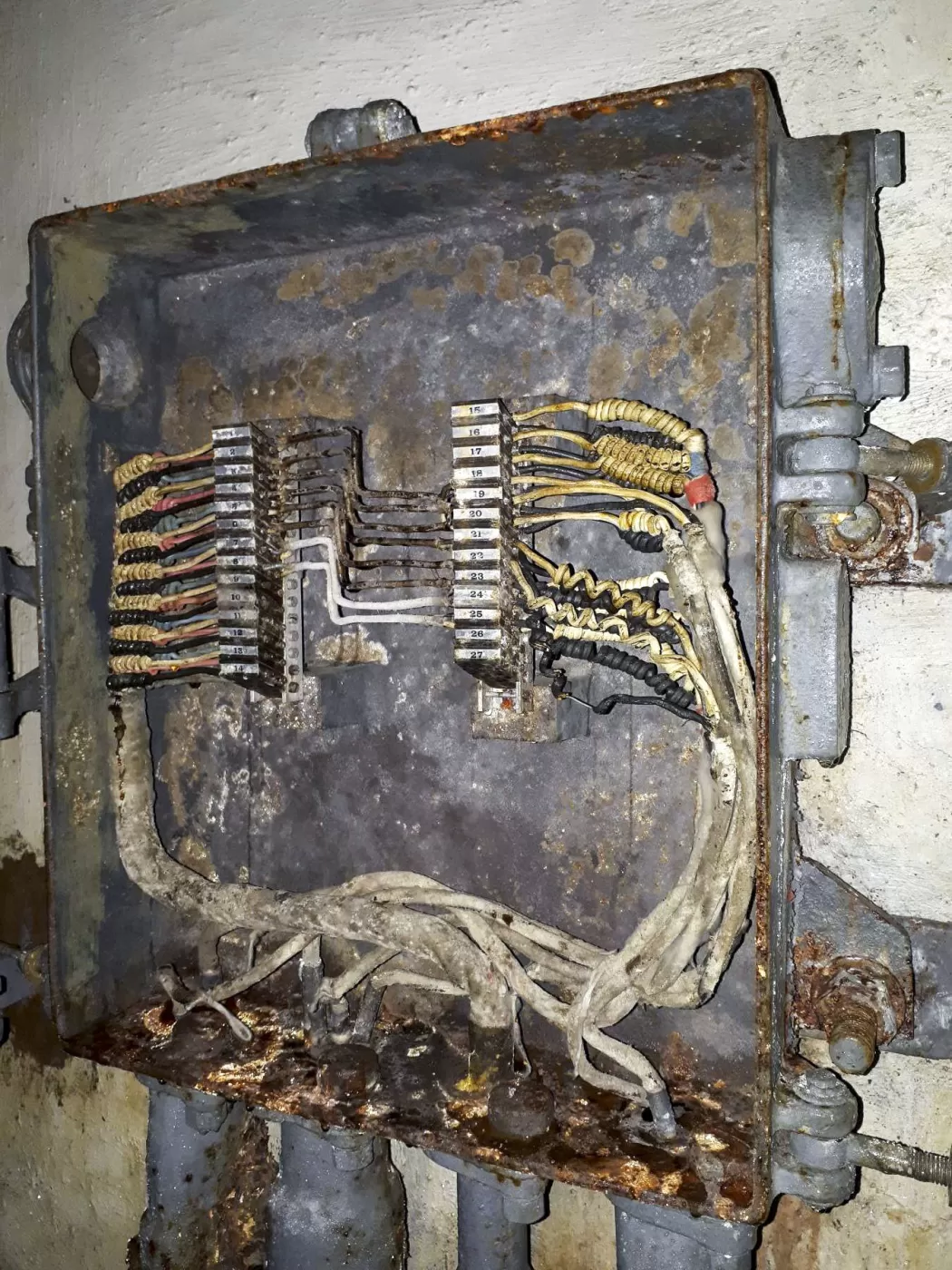 Ligne Maginot - SAINT ANTOINE - (Ouvrage d'artillerie) - Bloc EHM
Etage inférieur
Répartiteur téléphonique - Gregory Fuchs