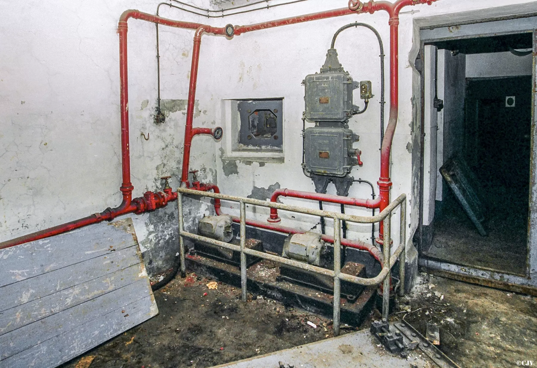 Ligne Maginot - SAINT ANTOINE - (Ouvrage d'artillerie) - Bloc EHM
Créneau FM de défense intérieur du garage et pompes à gasoil - Lia VERMEULEN